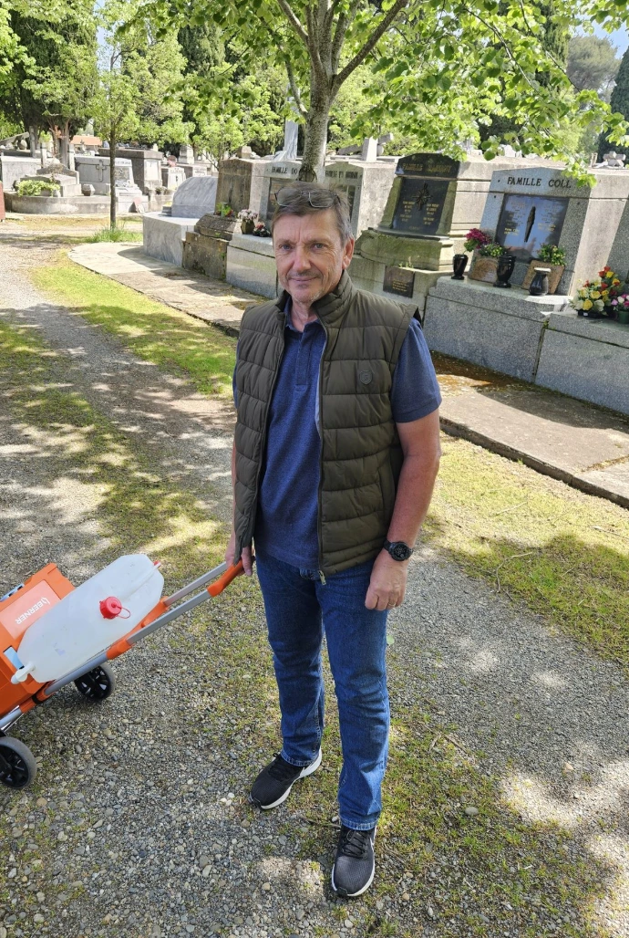 ric Varin dans un cimetière du Lauragais lors d'une intervention